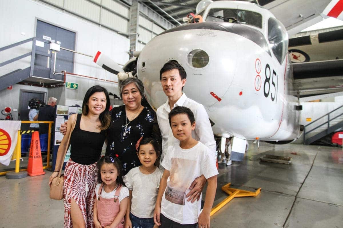 Một phụ nữ đưa gia đình tới thăm chiếc Tracker 851.