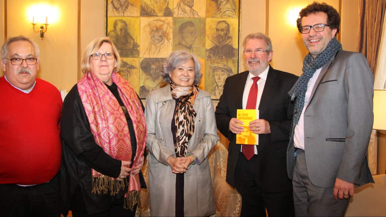 Bà Trần Tố Nga (giữa)