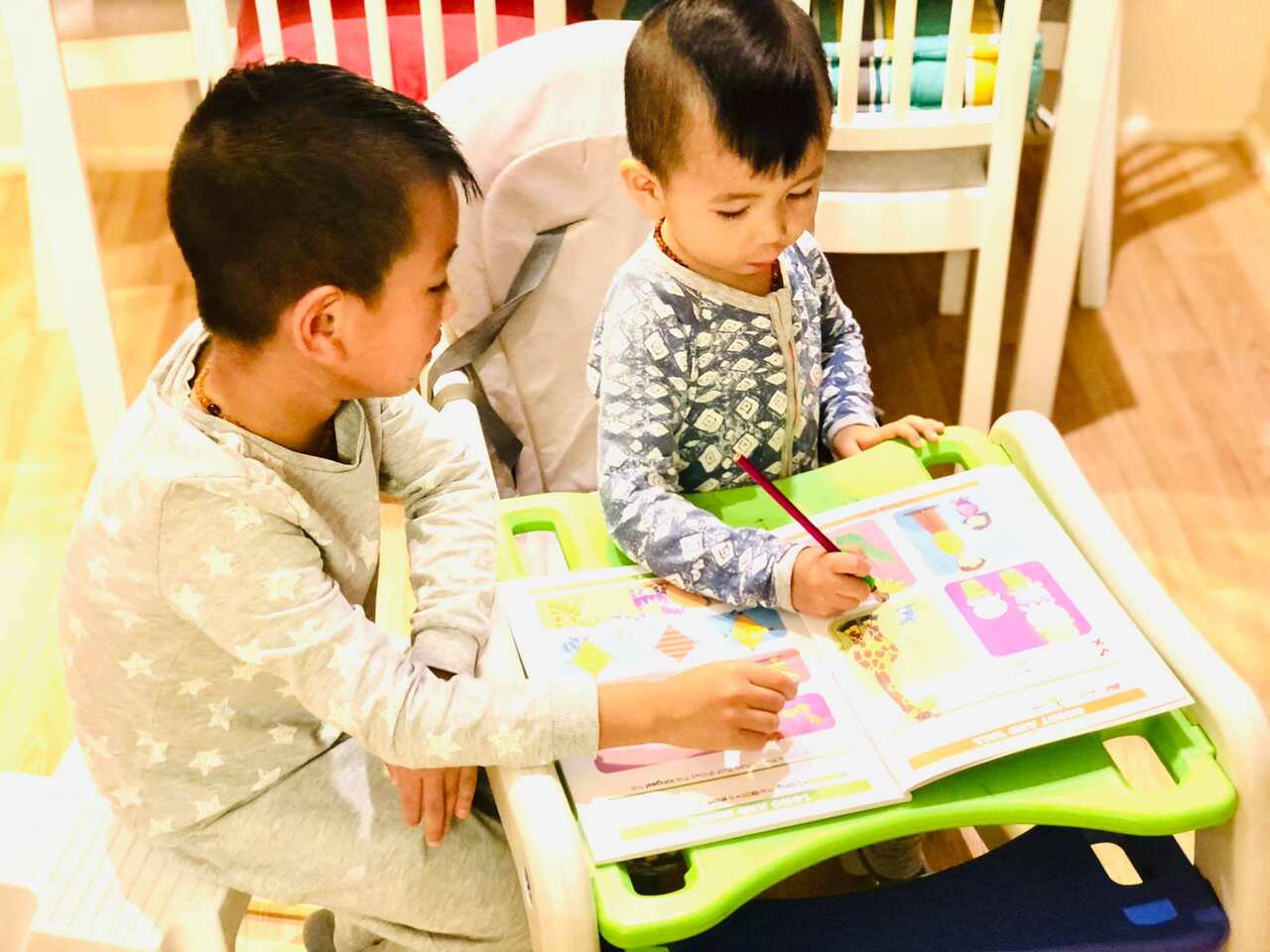 Mỗi nấc lớn của các con may mắn đều trôi qua bình yên và đầy ắp niềm vui với đời sống tinh thần đủ đầy