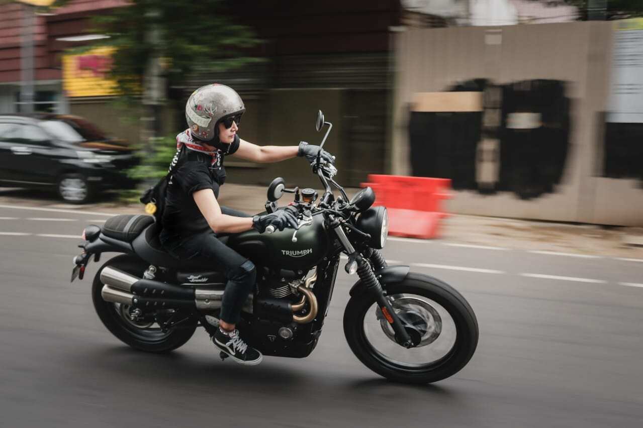 Johana Krisna Murti, biking through Jakarta streets.