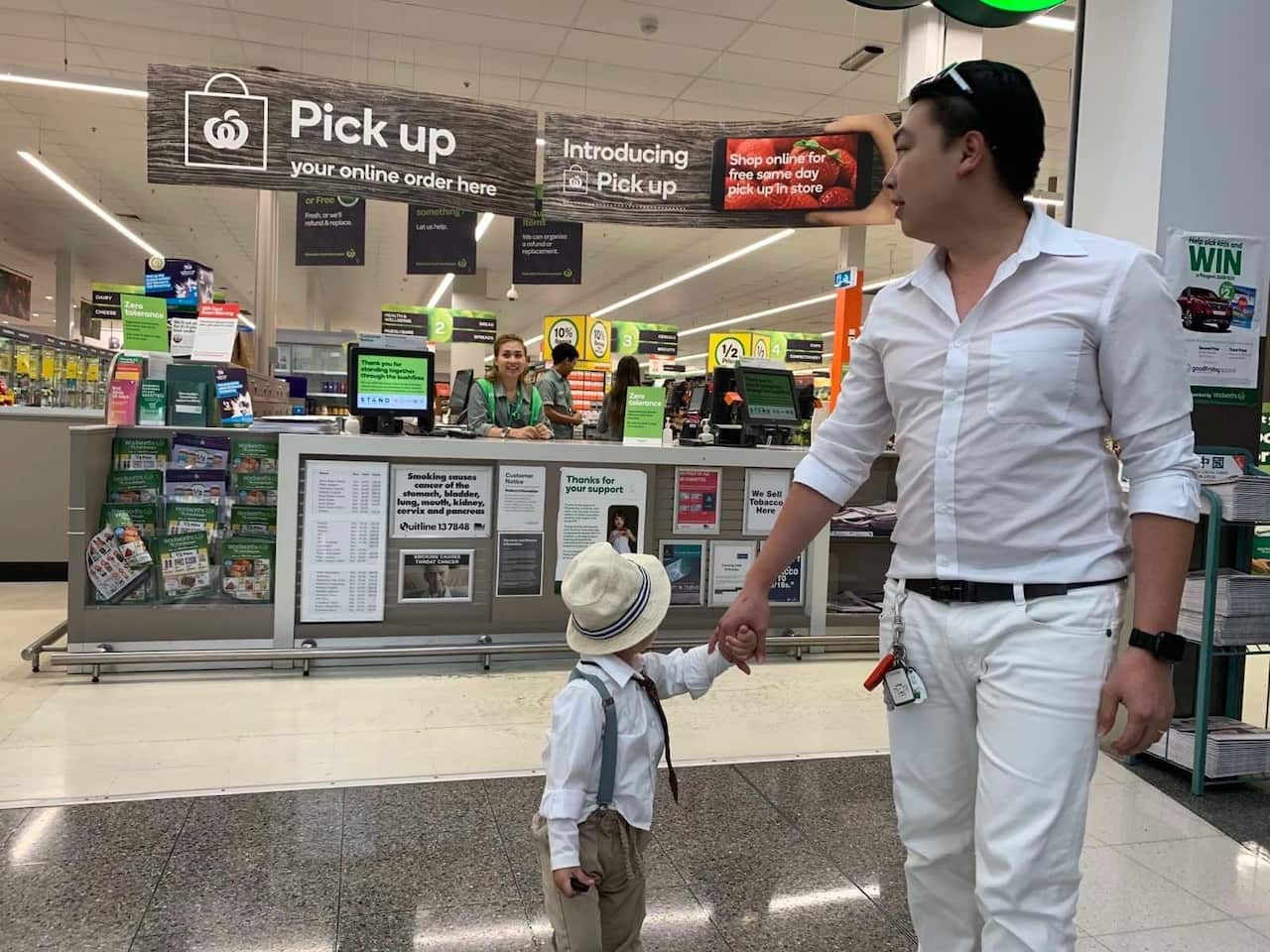 Chồng và con trai của Thanh Trúc thường đến đón cô sau mỗi khi tan làm, nhưng với chính sách cách ly hiện nay, cô luôn giữ khoảng cách an toàn với con sau khi đi làm về