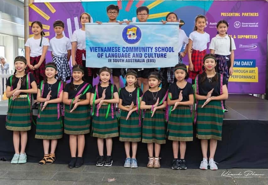 Các học sinh của trường đóng góp những vũ khúc truyền thống nhân ngày Quốc Khánh 26/1/2021