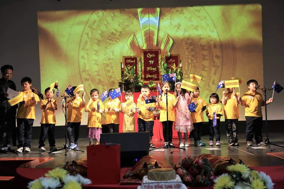 Tiết mục Giổ̃ Tổ Hùng Vương của Trường Việt Ngữ Cộng đồng Nam Úc