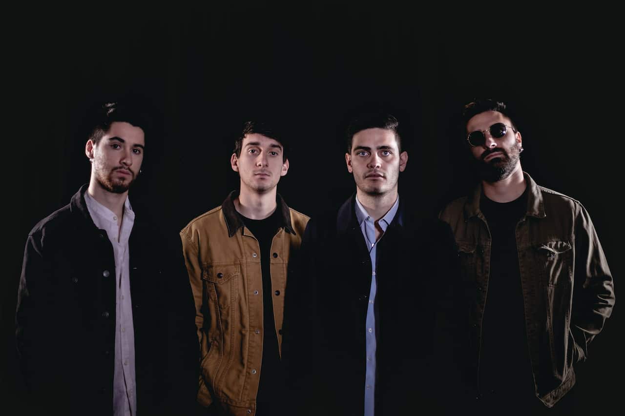 Il gruppo nasce dall’incontro tra Marco Fiore e i fratelli Edoardo, Gabriele e Riccardo Roia.