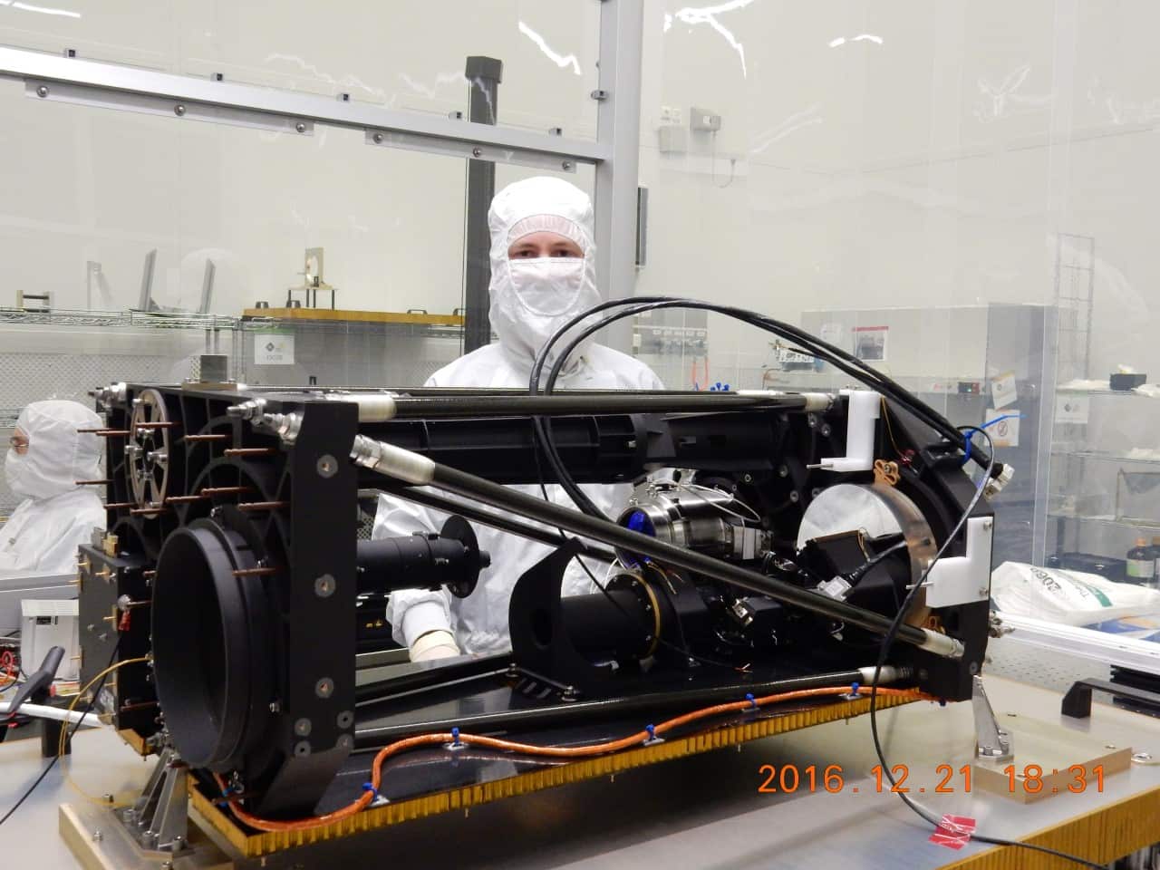 Alberto Avarez trabajando en los componentes del Solar Orbiter