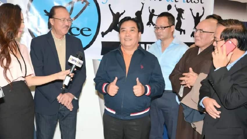 Ông Võ Văn Dũng, tức Dũng Loa, đưa hai ngón tay cái khi vừa đến phi trường Toronto năm 2016. 