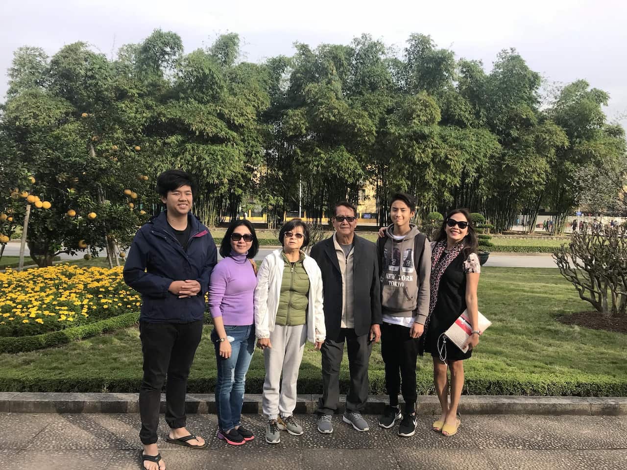 Chị Quyên Lê cùng các con và cha mẹ trong một chuyến du lịch