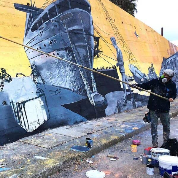 Street artist Smoe at work