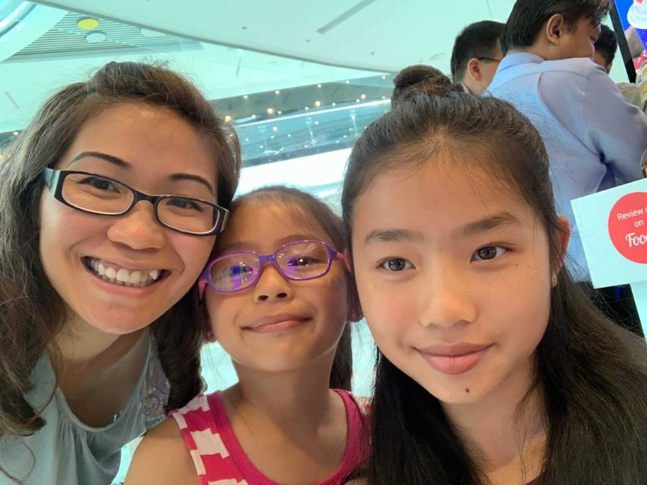 Tiến sĩ Khánh Trần cùng hai con gái Sophie và Susie