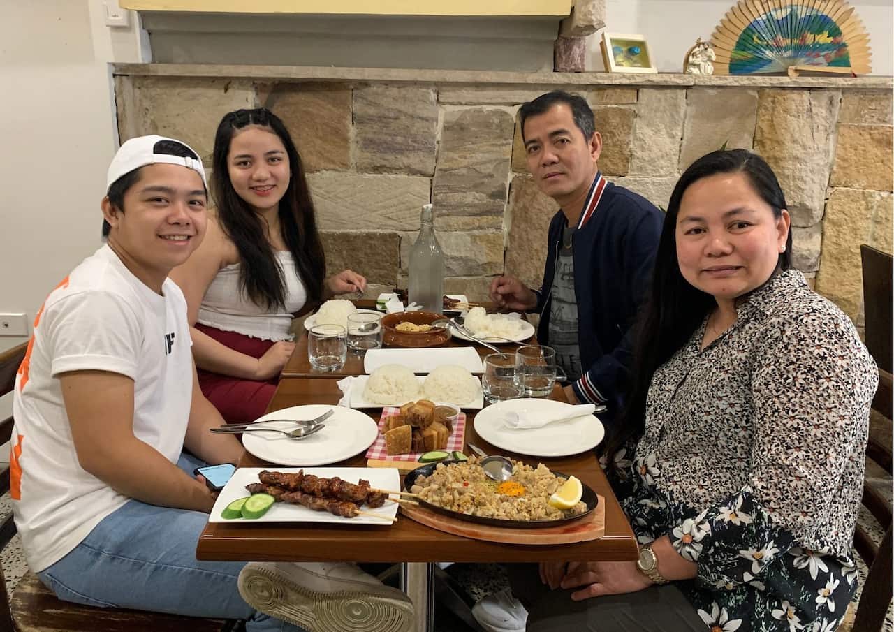 FILIPINO FAMILY TRYING FILIPINO FOOD