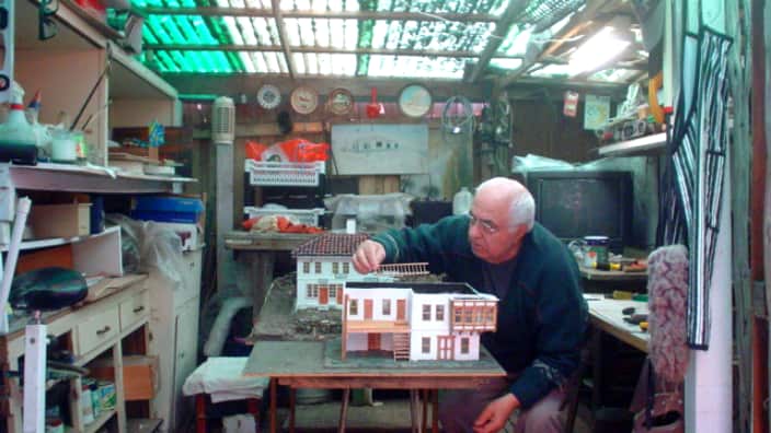 Ο κ. Κολοκοτρώνης κατά την κατασκευή μινιατούρας παραδοσιακού μακεδονίτικου σπιτιού