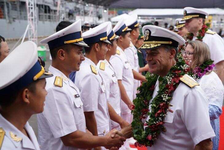 Đô đốc John C. Aquilino, chỉ huy Hạm đội Thái Bình Dương của Mỹ bắt tay các sĩ quan Việt Nam 