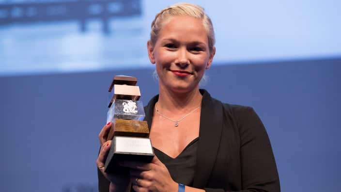 Vanessa Low mit dem "Keep fighting award" in Düsseldorf im Januar 2017