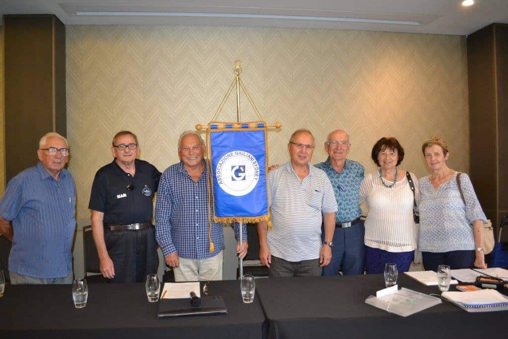 Romeo Varagnolo (terzo da sinistra) con il comitato dell'associazione Giuliani di Sydney