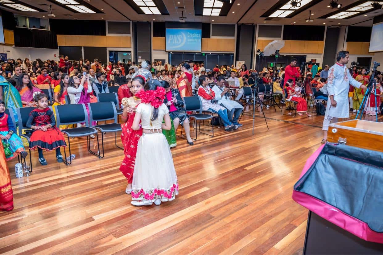 এই ‘মাল্টিকালচারাল নিউ ইয়ার ফেস্টিভ্যাল’-এ যোগদান করেন বাংলাদেশী অস্ট্রেলিয়ানদের পাশাপাশি অন্যান্য সম্প্রদায়ের লোকজনও।