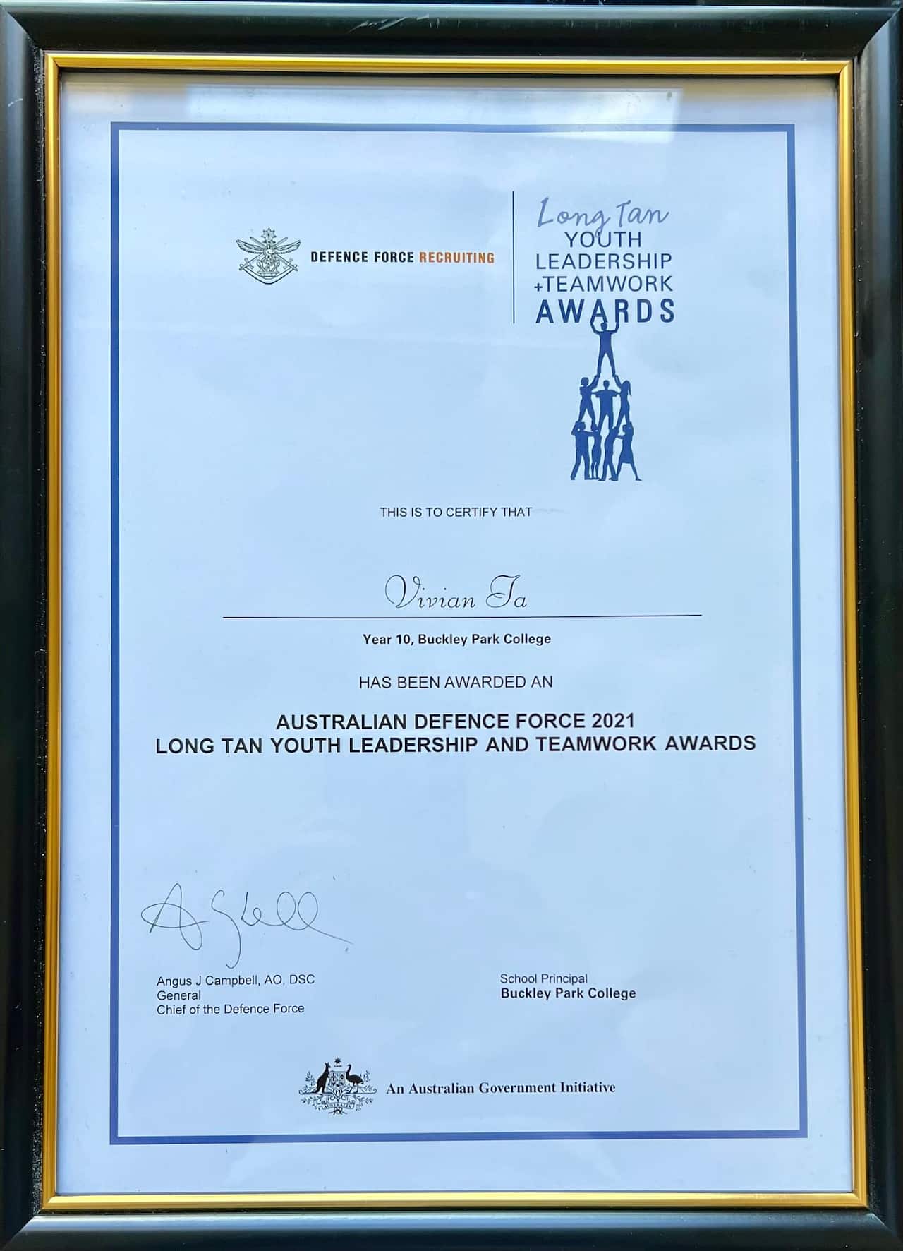 "Long Tan Youth Leadership Awards, do ông Tướng Angus J Campbell, AO, DSC, Chỉ Huy Trưởng lực lượng Quốc Phòng Úc ký tặng.