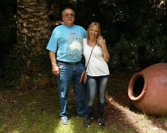 Víctor Escobar con su pareja