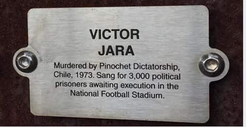 Placa a Victor Jara