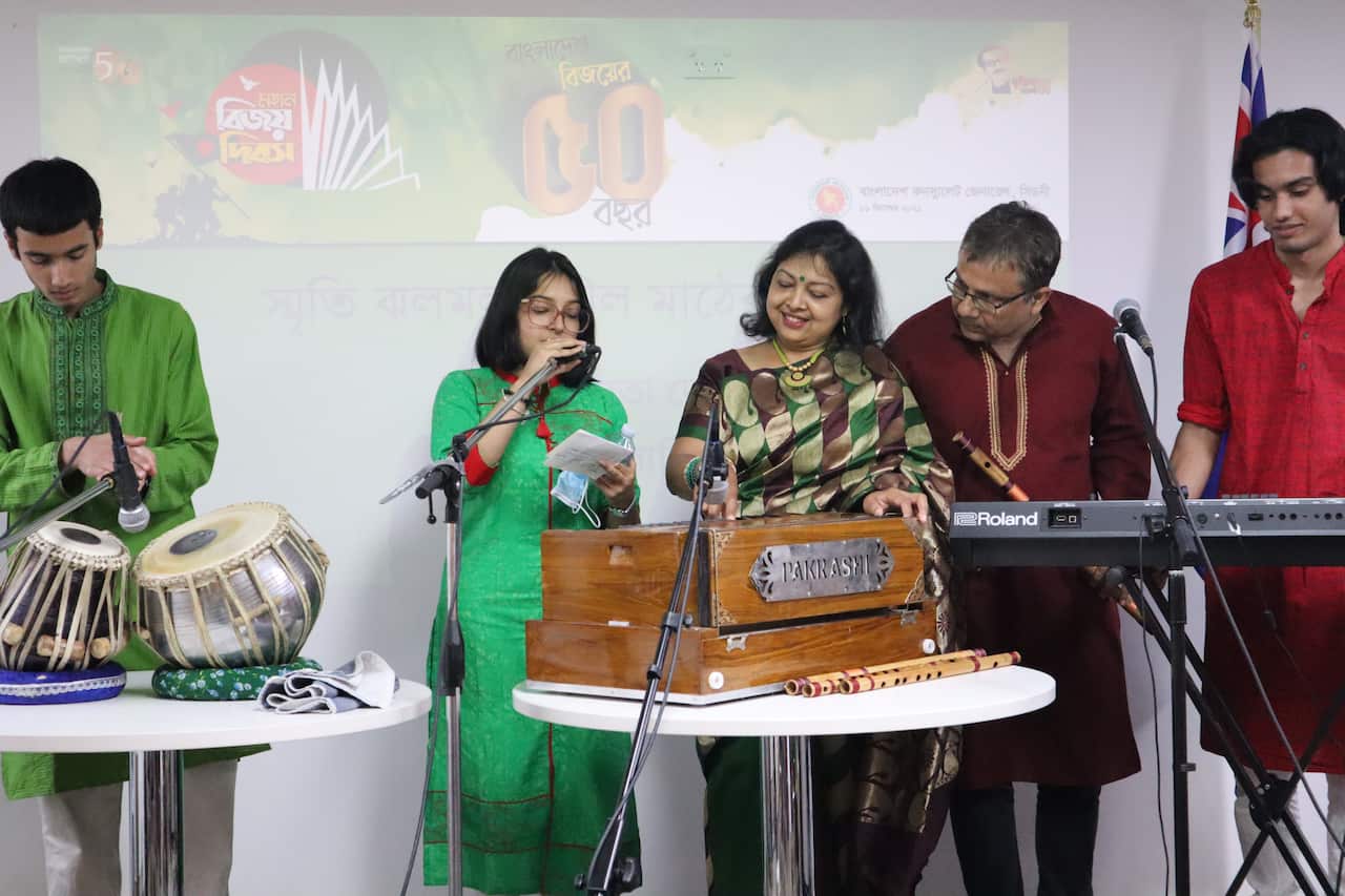 সন্ধ্যায় বাংলাদেশ কনস্যুলেট প্রাঙনে এক আলোচনা সভা ও জমজমাট সাংস্কৃতিক অনুষ্ঠানের আয়োজন করা হয়।