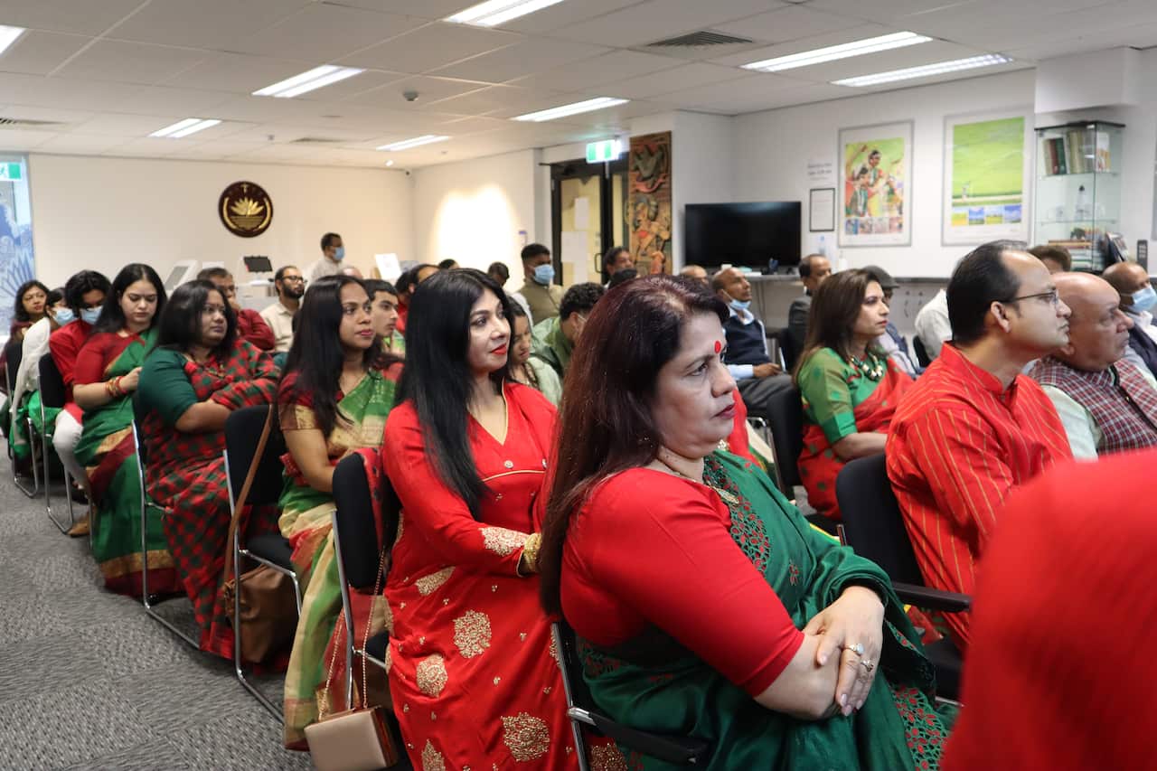 সিডনীর বাংলাদেশ কনস্যুলেট প্রাঙনে আলোচনা সভা ও সাংস্কৃতিক অনুষ্ঠানে দর্শকদের একাংশ। 