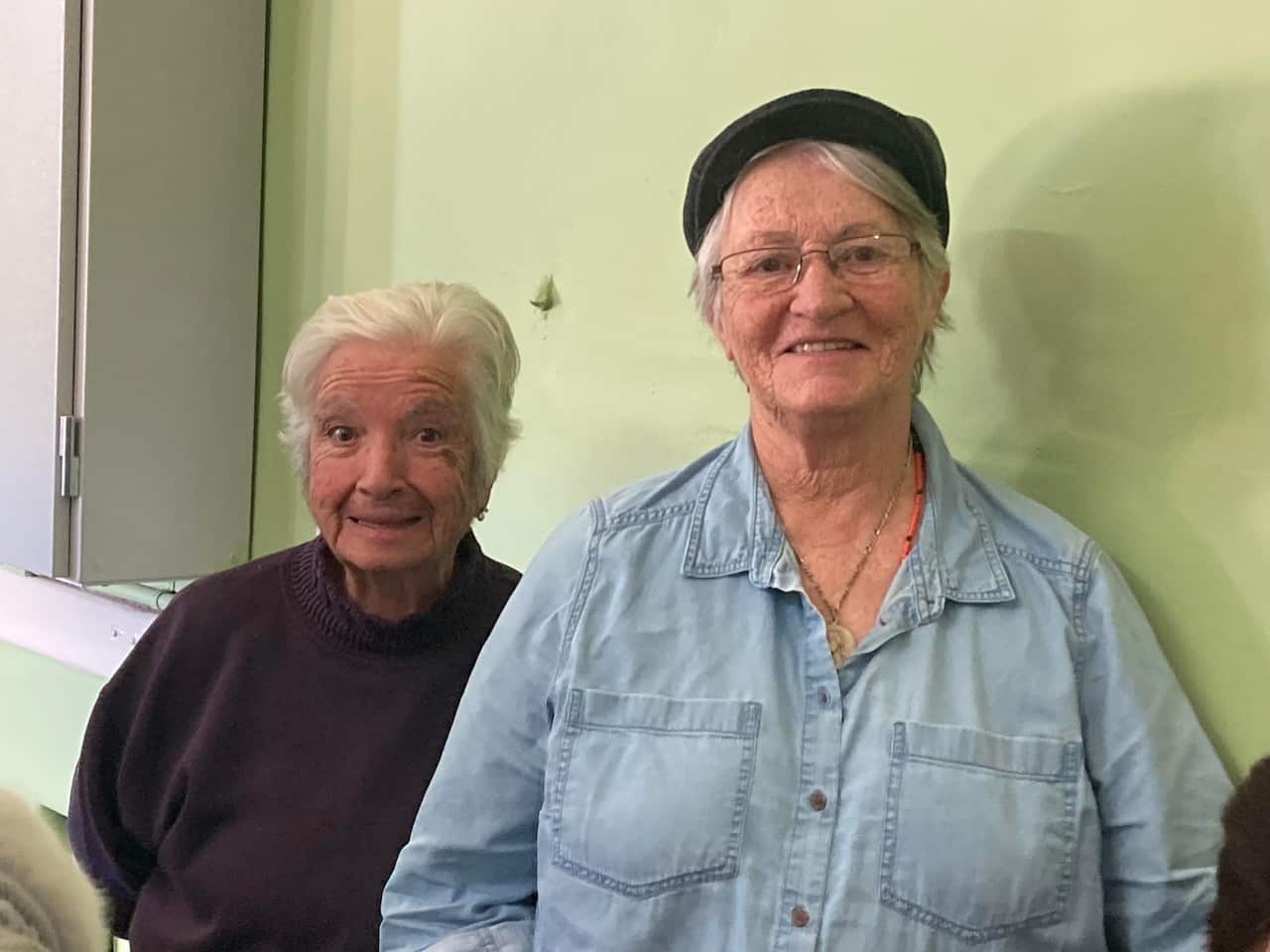 Vitalina e Eugénia Viegas, que diz sentir-se "incrivelmente útil e realizada" por dar tanto de si a este seu grupo de idosos a quem carinhosamente trata por "meninos" 