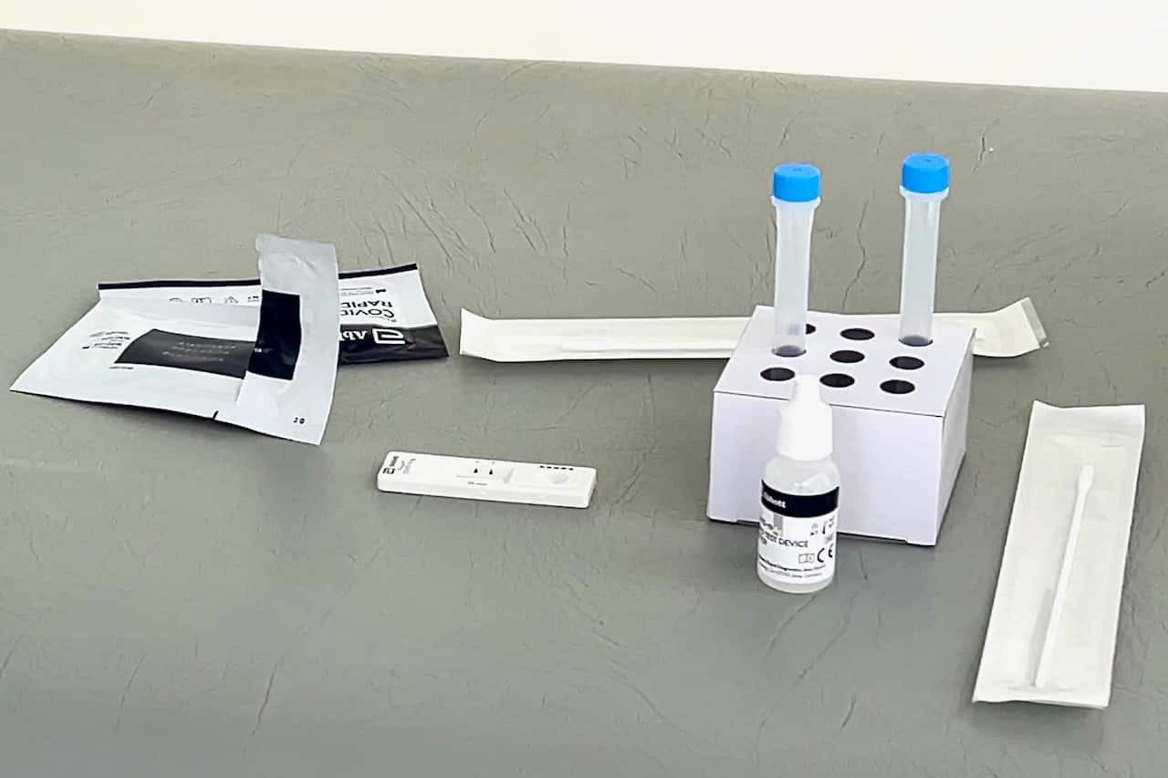 เมื่แกะกล่องชุดตรวจโควิดแบบทราบผลเร็วออกมา ก็จะพบกับแผ่นตรวจ น้ำยาตรวจ และไม้ตรวจ