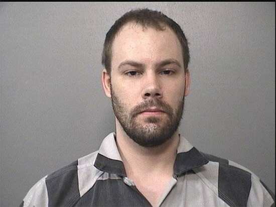 嫌犯克里斯滕森开庭时身穿条纹T恤