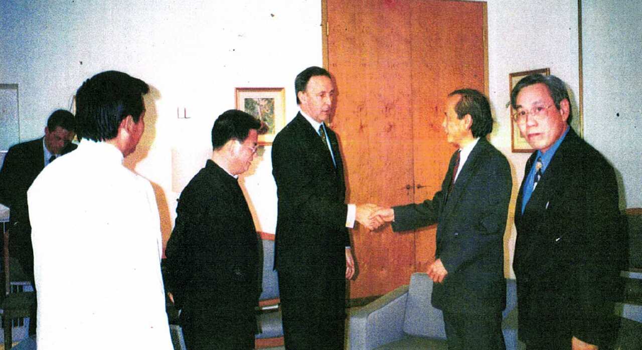 Tác giả trong vai trò Chủ tịch CĐNVTD gặp Thủ tướng Paul Keating tại quốc hội liên bang năm 1993.