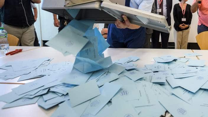 Wahlhelfer arbeiten in Schichten - zu Beginn und am Ende des Tages müssen aber alle anwesend sein 