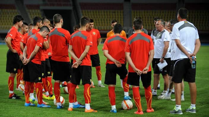 Vujadin Stanojkovich with players at the training