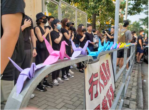 Hundreds of Hong Kongers staged a sit-in on Wednesday outside the school of a protester who was shot by police Xinqi Su / Twitter
