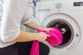 Una máquina de carga frontal (front loader)