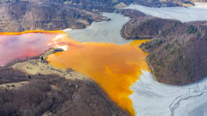 Vista aérea de contaminación por residuos mineros.