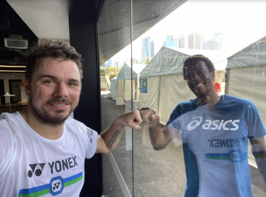 Tra campo, albergo e palestra, i giocatori possono condividere gli spazi fisici solo con i membri del loro staff e possono allenarsi solo con un partner fisso