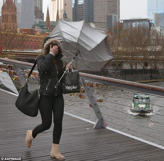 Frio, viento, lluvias y apagones golpean a australianos confinados por COVID-19 en Victoria