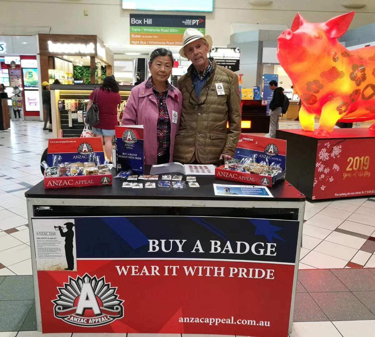 2019年4月,荣萍和老伴在Box Hill给ANZAC Day募捐。