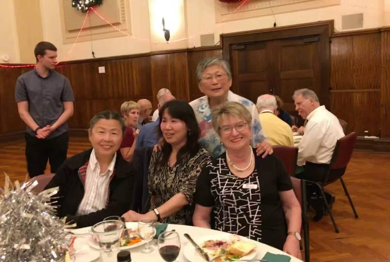 2017年在老年大学的谢师宴上,左二为蒋荣萍。