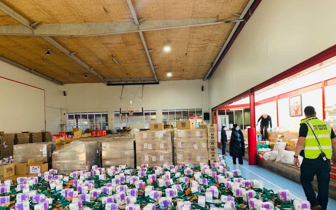 华联会成员将精心准备的物资送到一处食品集中中心