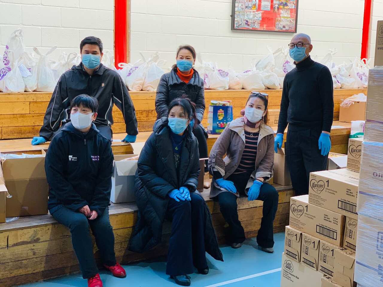 维州华人社团联合会的主席苏俊希、常务副主席梁青、财务殷永生、秘书长戴安娜林、副公关王小月都在现场协助分发物资。