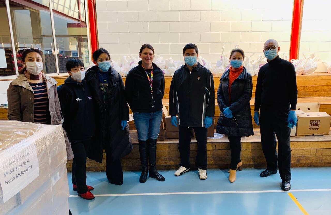 从左往右：华联会秘书长戴安娜-林、维州多元文化署东区顾问陈东军、华联会主席苏俊希、North Melbourne食品配送站负责人、华联会常务副主席梁青、副公关王小月和财政殷永生