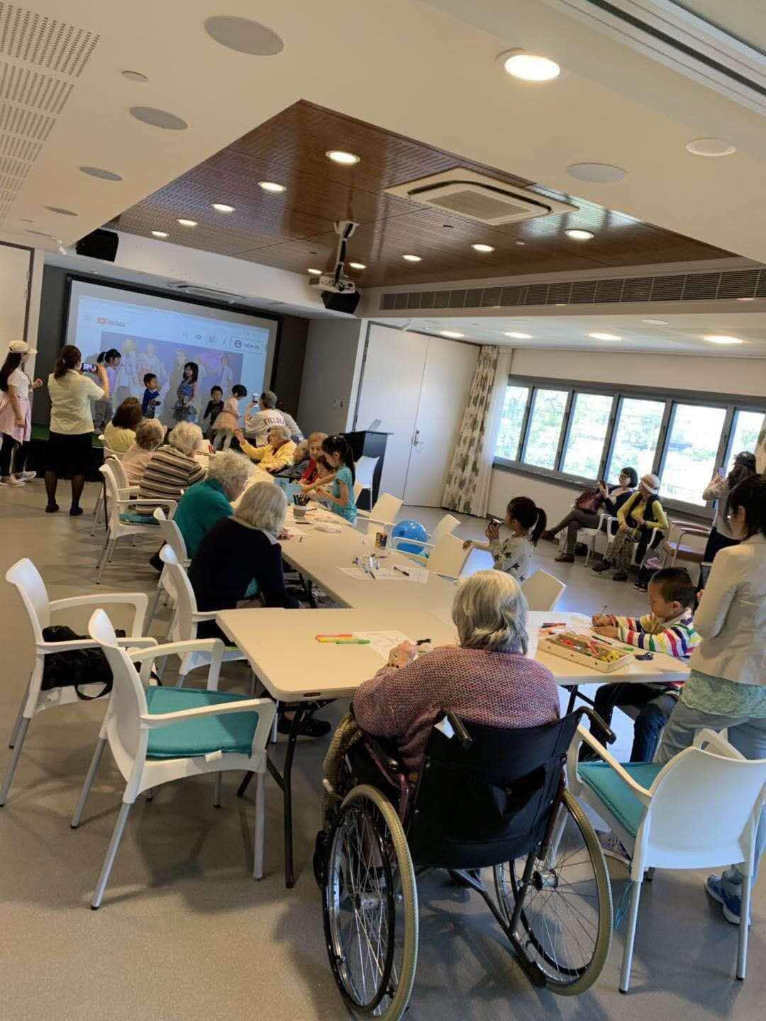 去年举行的华人儿童探访老人院活动