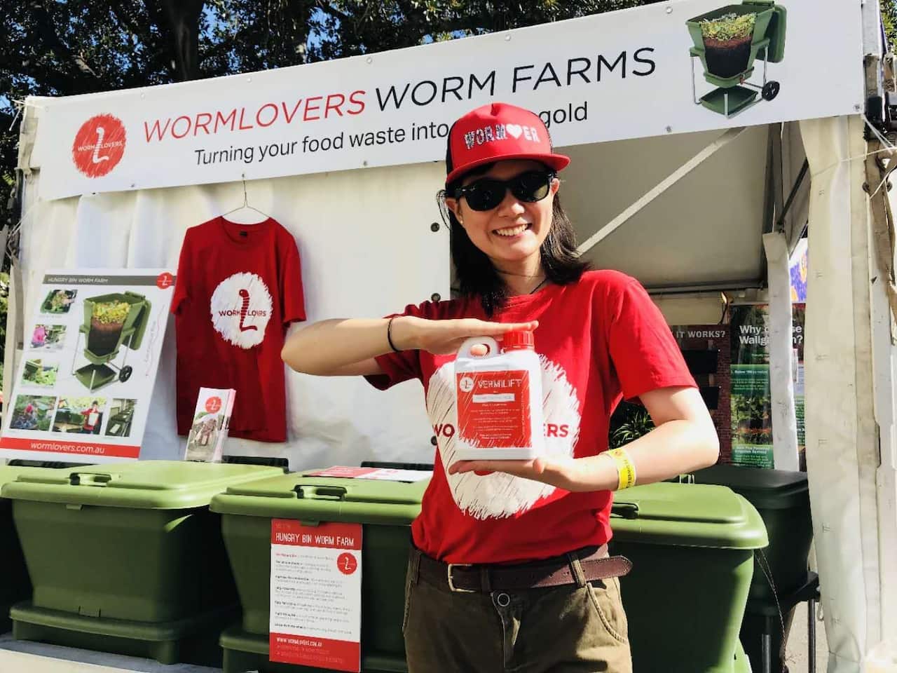 范洁身后是一排堆肥桶