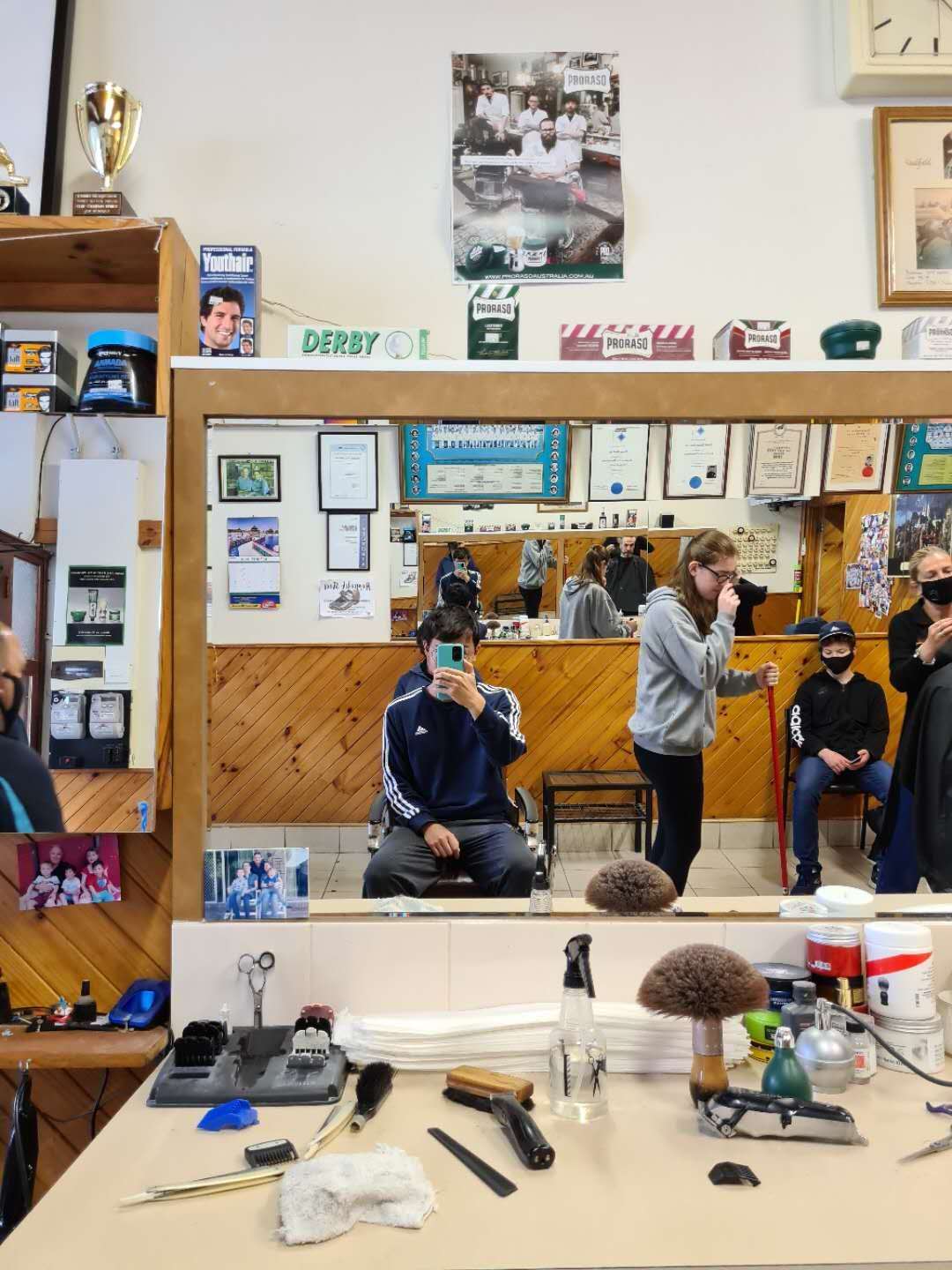 三个月没理发的Keran今天终于如愿以偿