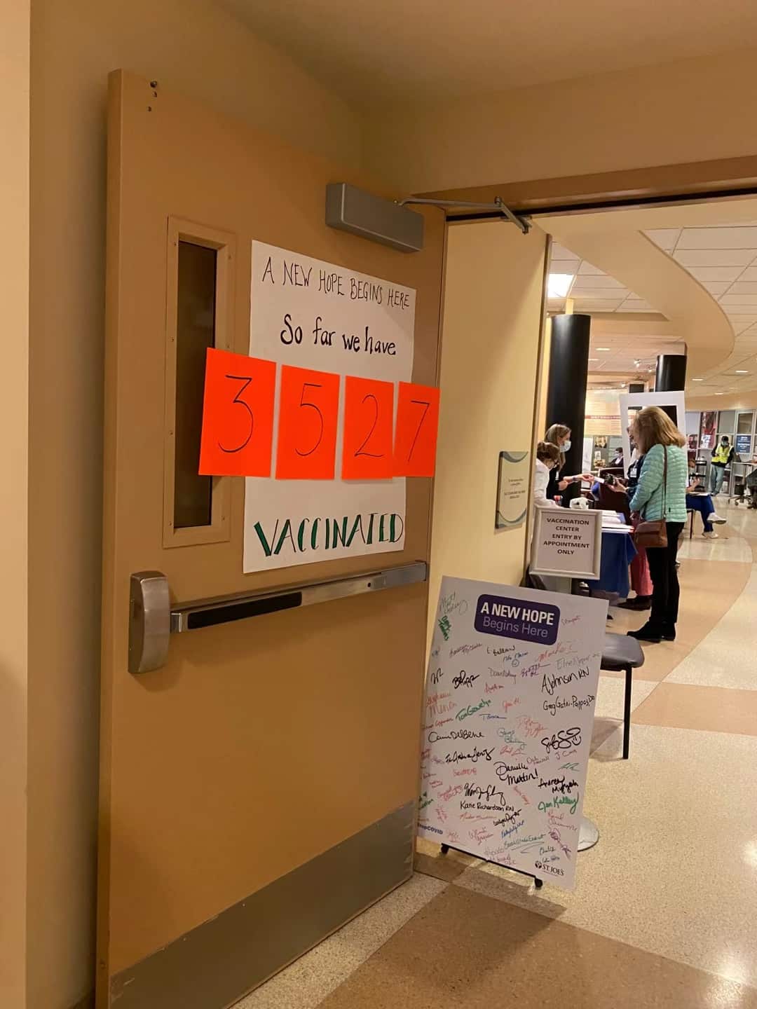 美国注册护士Alice Wei接种新冠疫苗