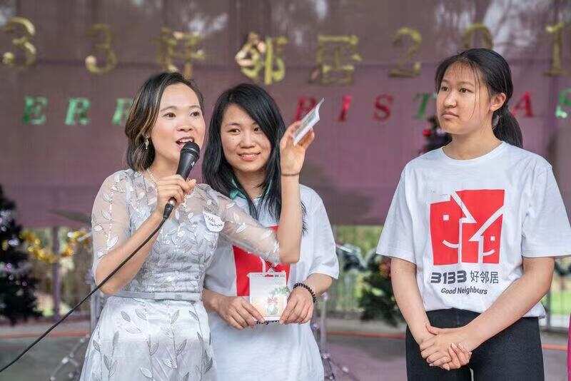 Jody（左）在参加“3133好邻居”群的活动