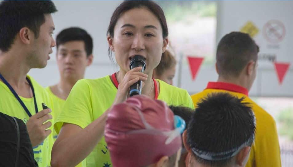 玲玲在游泳学校授课