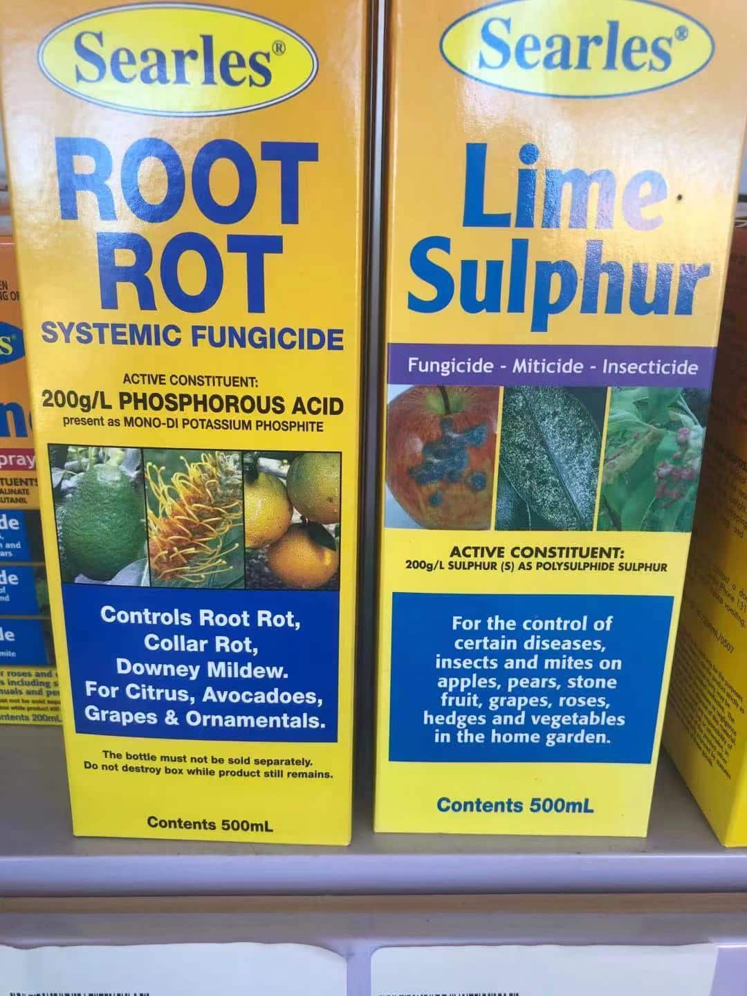 左边为针对细菌性烂根及白菜烂心灭菌剂  。右边是石硫合剂，由石灰硫磺熬煮而成。