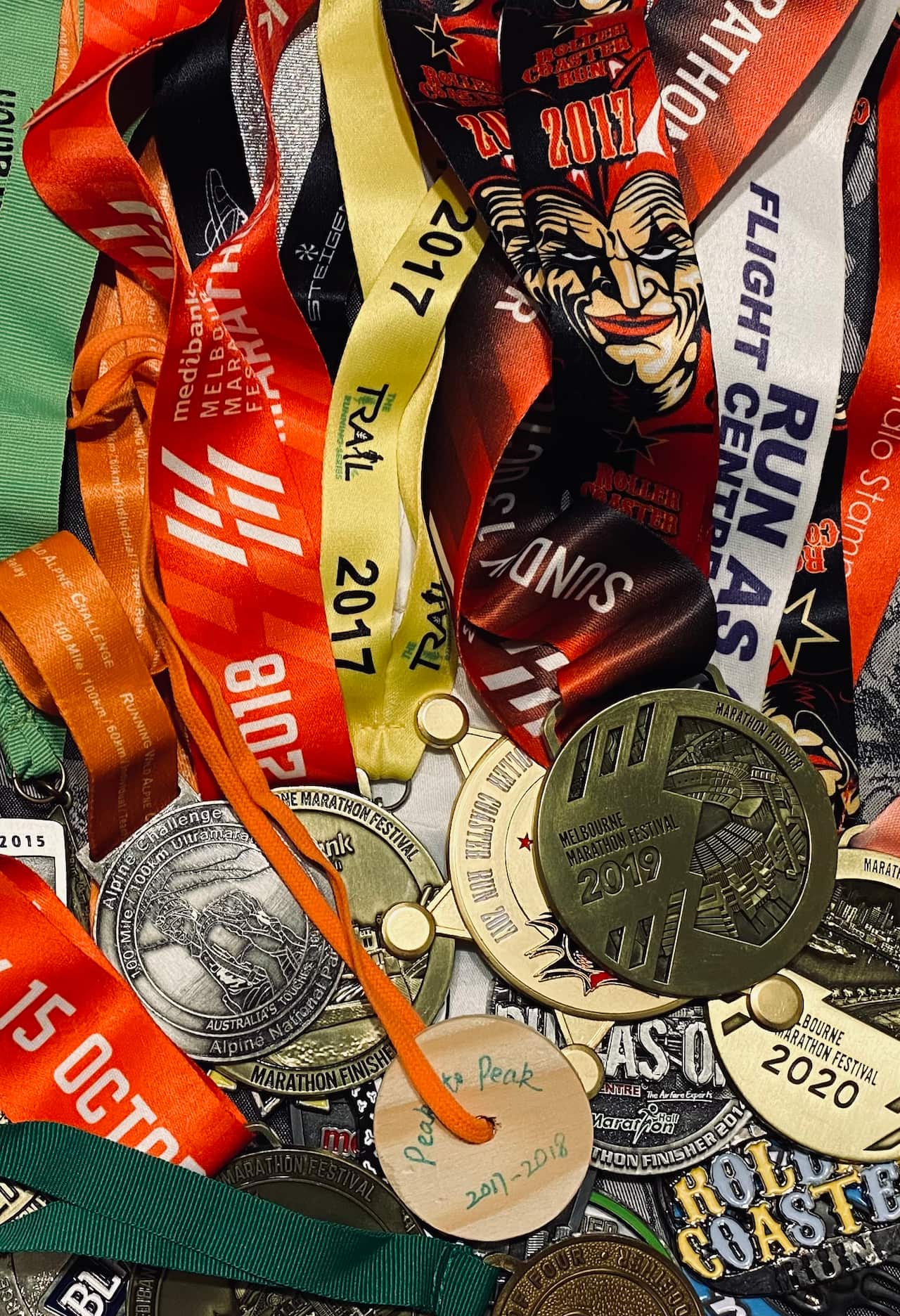 跑友保平珍藏着2017-18 Peak to Peak跨年跑时，程小远亲手为所有完赛跑友制作的奖牌：“我觉得那个奖牌是我拿到的最有意义的一个奖牌。”