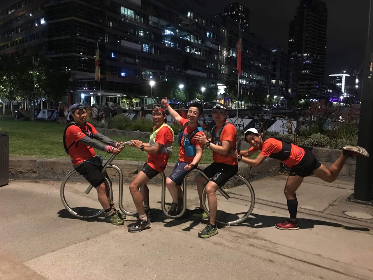 “疯跑团”成员身着队服