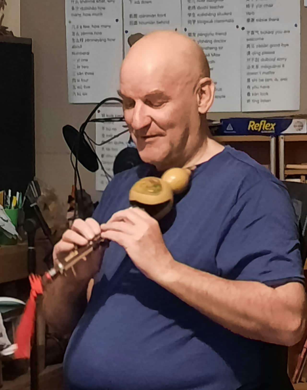 Glen Kennedy在演示吹奏葫芦丝